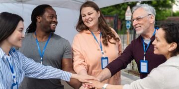 كل ما تحتاج معرفته حول التطوع المؤسسي