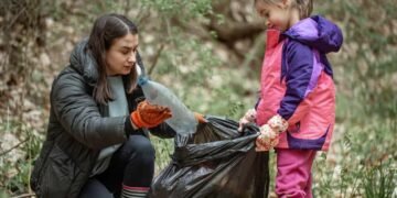 التطوع كعائلة: 7 فرص لرد الجميل معًا